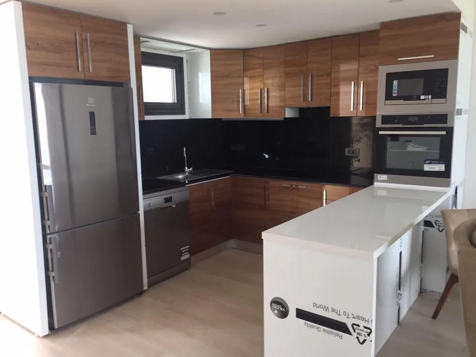 İzmir Mutfak Banyo Luxury Açık Gri İpek Mat Lake & Ahşap Bar Masalı Mutfak (MODEL-25-3) - Buca Adatepe özel mimari imalat